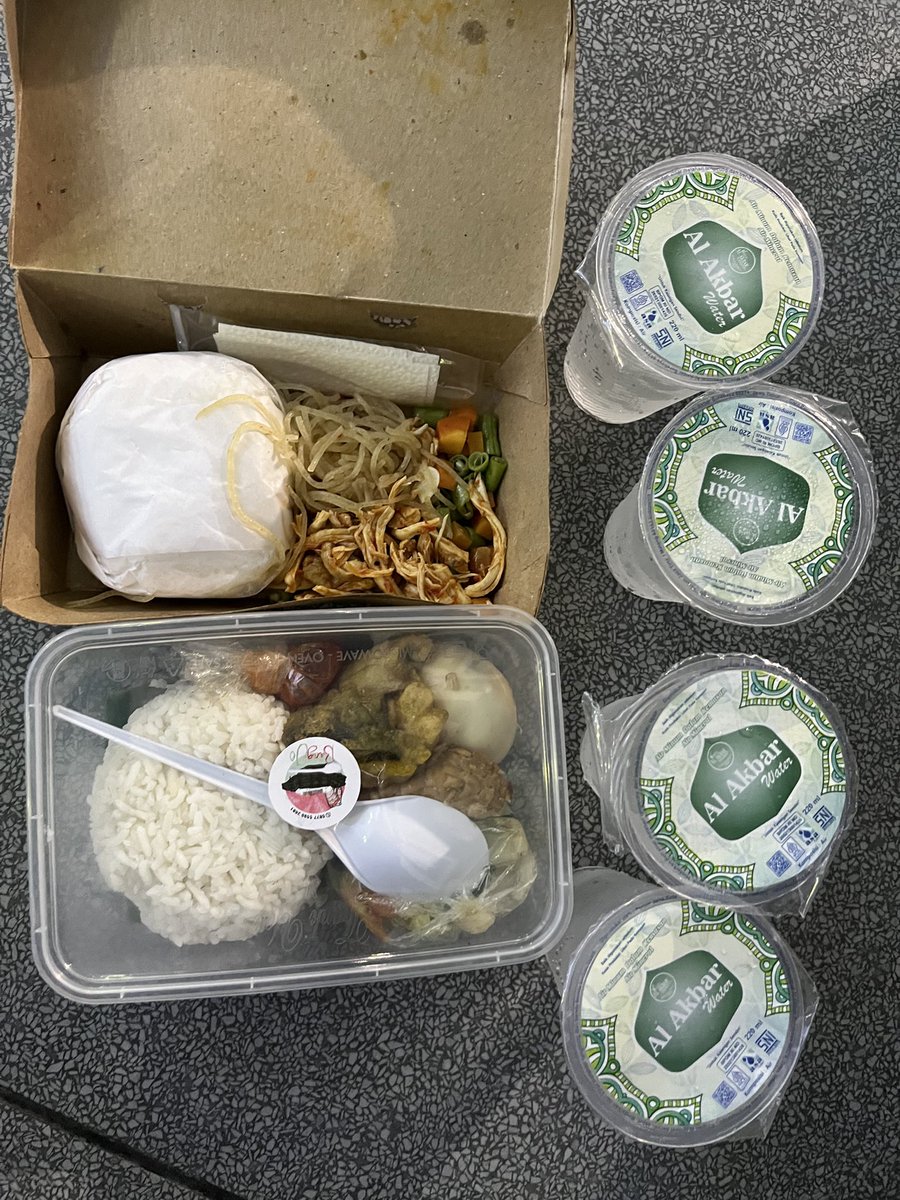 lailinurm's tweet photo. Pertama kali cobain bukber di Masjid Agung Surabaya. Setelah Ashar ada kajian yang kemudian dibagiin takjil dan nasi kotak. Di pelataran masjid ada donor darah. Di depan masjid (jalan sedikit) ada bazaar pasar malam ramadhan. Sangat worth it, bisa bukber, ibadah &amp; jalan jalan 🤩 https://t.co/AQ2VMQ8XQl