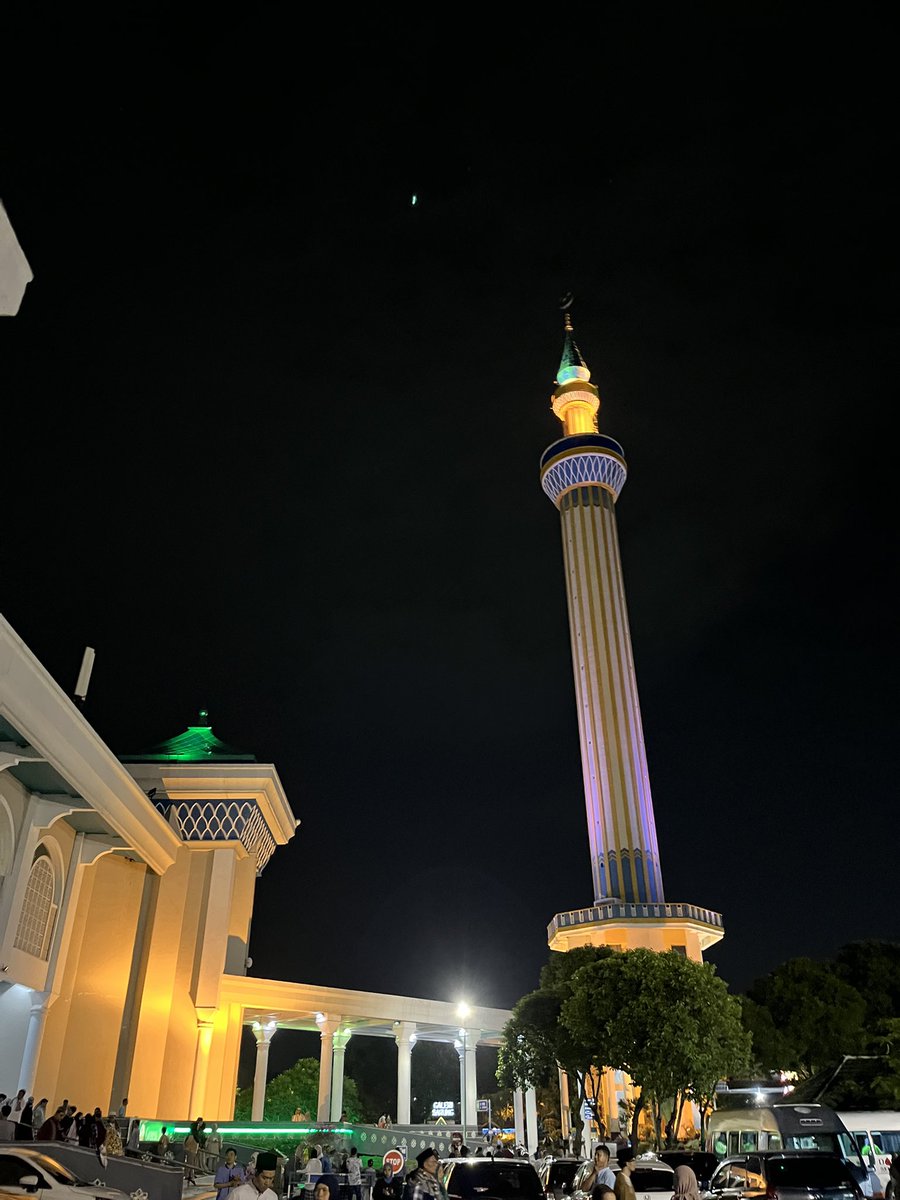 lailinurm's tweet photo. Pertama kali cobain bukber di Masjid Agung Surabaya. Setelah Ashar ada kajian yang kemudian dibagiin takjil dan nasi kotak. Di pelataran masjid ada donor darah. Di depan masjid (jalan sedikit) ada bazaar pasar malam ramadhan. Sangat worth it, bisa bukber, ibadah &amp; jalan jalan 🤩 https://t.co/AQ2VMQ8XQl