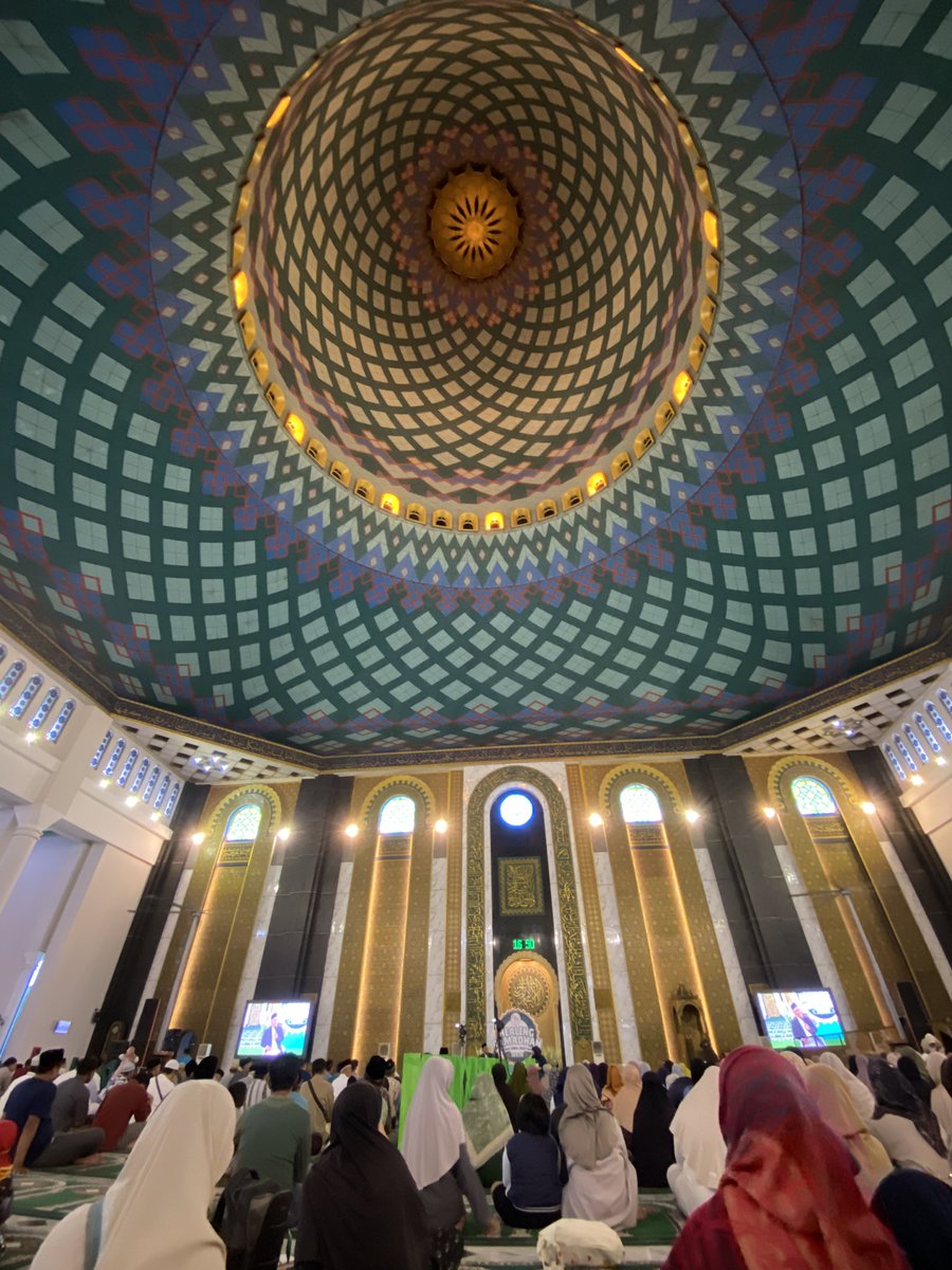 lailinurm's tweet photo. Pertama kali cobain bukber di Masjid Agung Surabaya. Setelah Ashar ada kajian yang kemudian dibagiin takjil dan nasi kotak. Di pelataran masjid ada donor darah. Di depan masjid (jalan sedikit) ada bazaar pasar malam ramadhan. Sangat worth it, bisa bukber, ibadah &amp; jalan jalan 🤩 https://t.co/AQ2VMQ8XQl