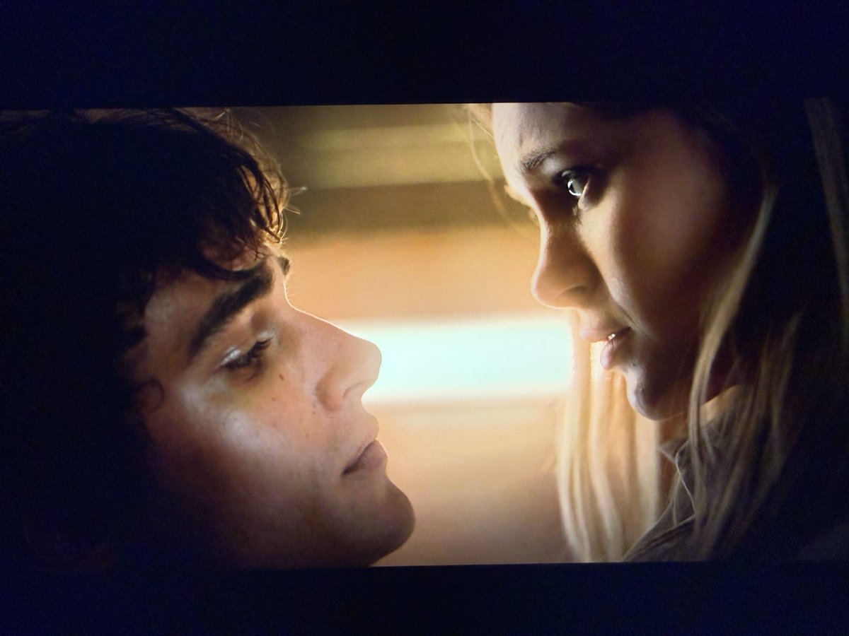nonsono_io_'s tweet photo. ferma qui e non mi muovo per nessuna ragione
#JamesHunter #LoveMeLoveMeMovie #JuneWhite #book #PrimeVideo https://t.co/I4KffY4Qmg