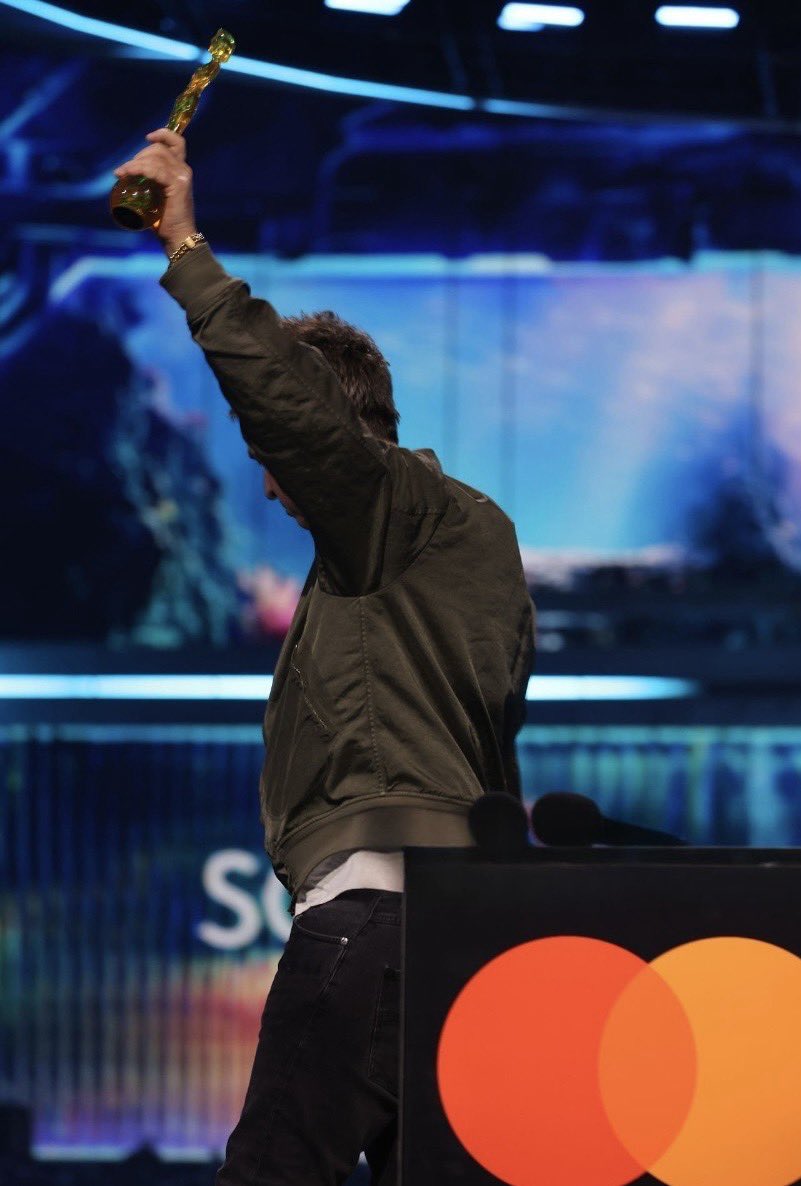 "Debo empezar agradeciendo a mi hermano, a Bonhead, Guigsy, Tony McCarroll, Alan White, Gem Archer, Andy Bell... ellos le dieron vida a estas canciones. Sin ellos, solo sería un cantautor y a nadie le importan los cantautores.”

Noel Gallagher recibiendo el premio a compositor