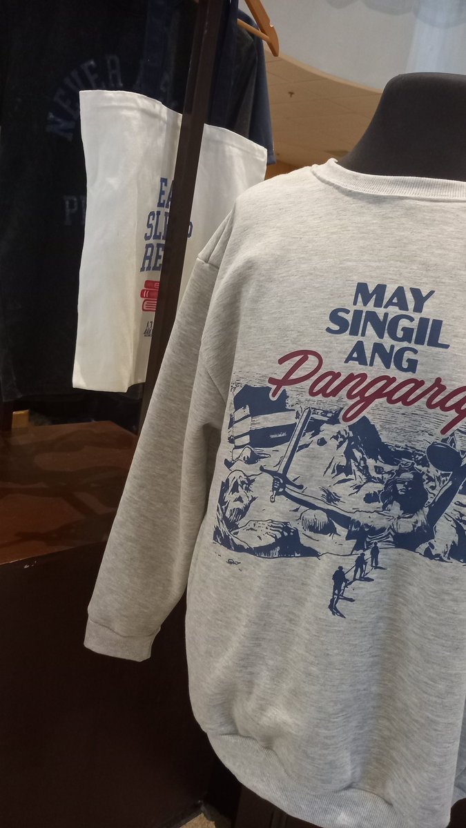 studyellaaa's tweet photo. guys i have a problem ...

the merch that i bought was too big for me. is anyone interested in swapping or does anyone selling their bar boys merch (which i suspect there is none 😭)

mine's in M. kasya kasi sya nung sinukat ko but now, way too big pala sya i kennat
#barboys https://t.co/7usrLuxUk2