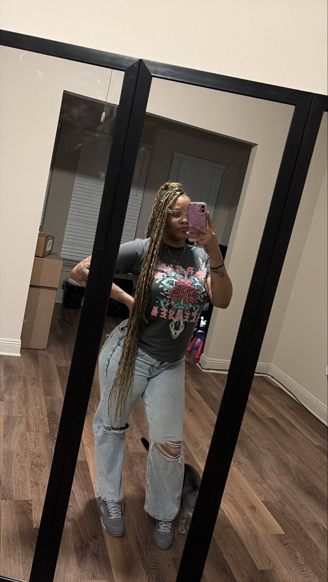 QweenBee tweet media