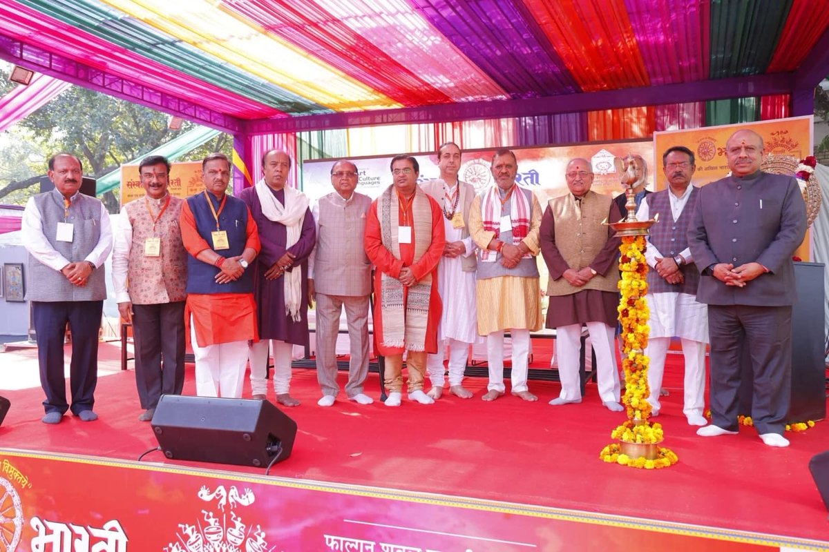 kumarvijayhry's tweet photo. दिल्लीमयी नमस्कार🙏

#दिल्ली #संस्कारभारती ने
#कलाउत्सव2026 का आयोजन
किया🙏 

शानदार मंच : नुक्कड़नाटक/भंगड़ा/रागनी से लेकर मणिपुरी/कत्थक नृत्य ओर @chetanjoshi1 जी का बाँसुरी वादन भी👏

अन्य आकर्षण:
बाईस्कोप/कठपुतली/बहरुपिया…
ओर खान-पान 🍛
आज आप सब भी आएँ
आनंद पायें🙏 https://t.co/5wk9gXopPZ
