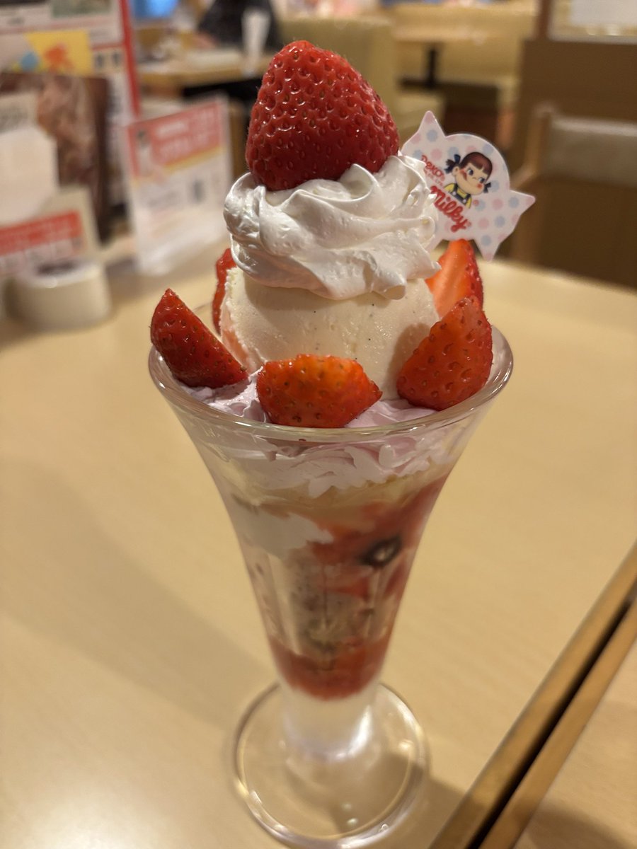chie_91's tweet photo. 食後のパフェって、
子供の頃を取り戻してる感 https://t.co/xLpGFVMWAu