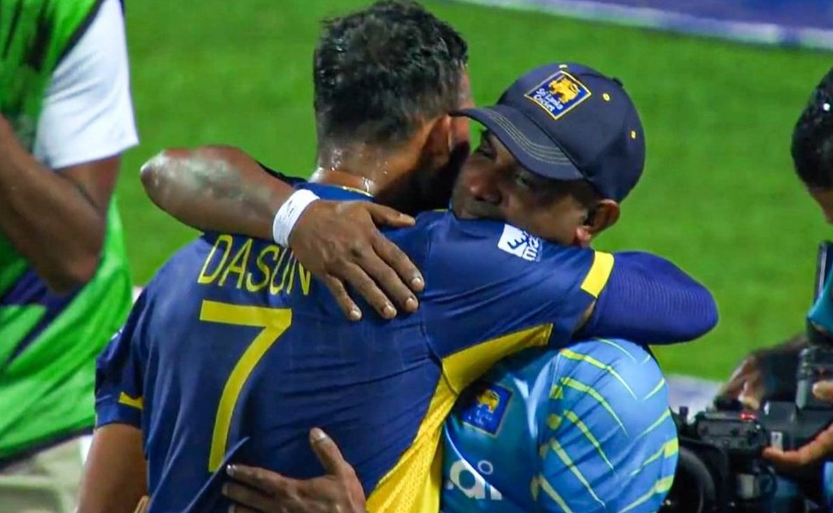 badkebhai's tweet image. 🌟 THE IMAGE THAT DEFINES TRUE LEADERSHIP! SANATH JAYASURIYA &amp;amp; DASUN SHANAKA! 🌟

The captain fought like a warrior.
The coach comforted like a father.

#SLvsPAK