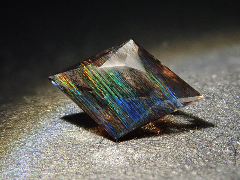 同じ虹色の菱形でも、こちらはダークで都会的。カッコいい雰囲気です