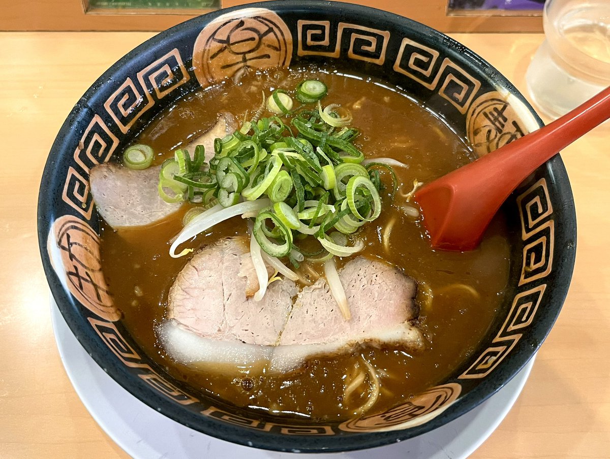 2軒目はずっと気になっていたカレーラーメンの人気店"ひゃくてんまんてん"さんへ！
カレーとスープの塩梅が絶妙でめっちゃ美味い✨
辛さもちょうど良い感じで、ご飯投入も迷ったが結局そのまま完飲完食🙏
最後までアツアツなのも嬉しいね。

[烏丸御池駅　ひゃくてんまんてん　カレーラーメン]