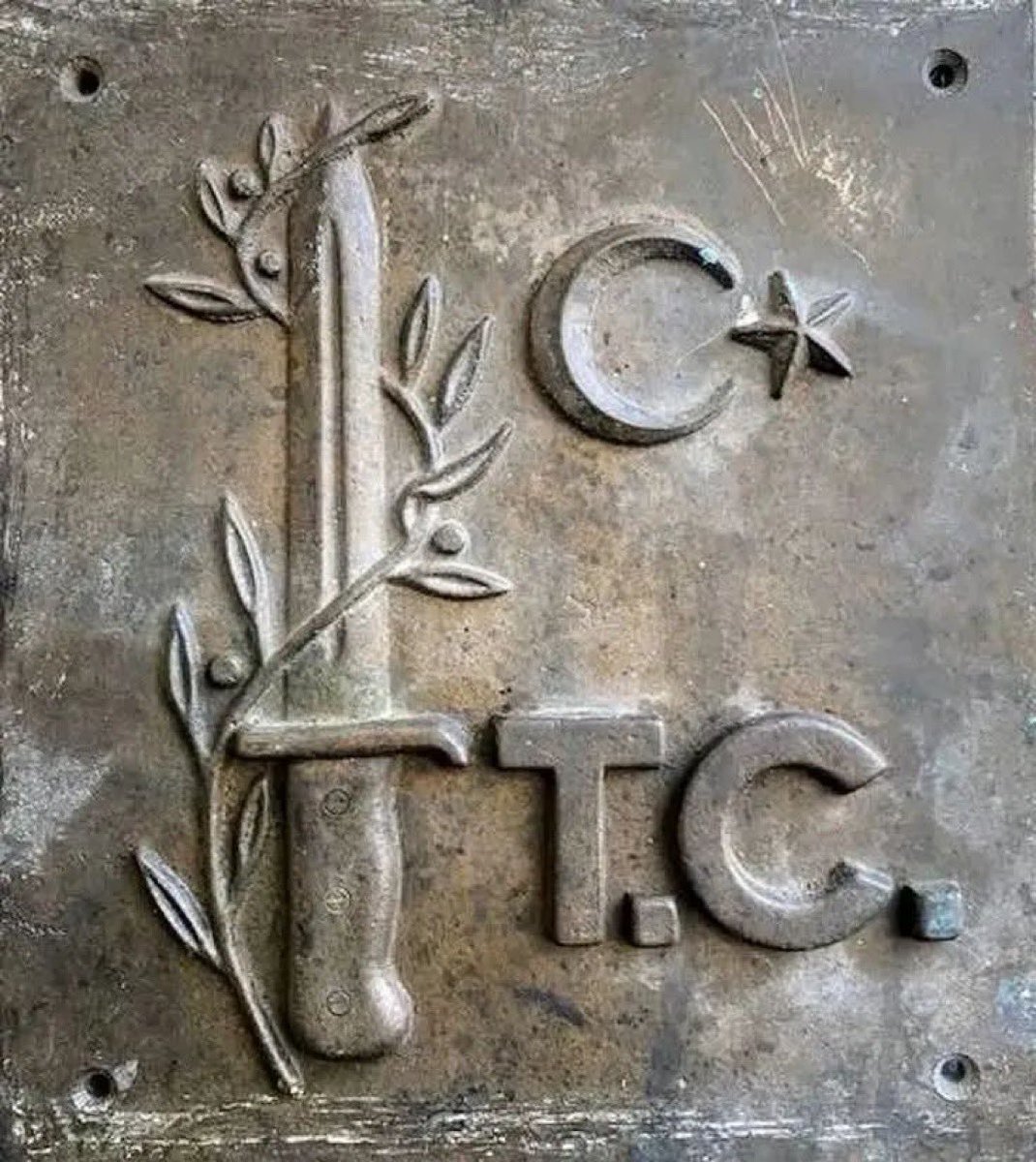 muhterem_sahin's tweet image. Türkiye Cumhuriyeti olarak eskiden sınırlarımızı belirlemek için kullandığımız böyle sınır taşı levhamız vardı: Kılıç ve zeytin dalı. 🇹🇷
#TC #Türkiye #Devlet #SınırLevhası #Kılıç #ZeytinDalı