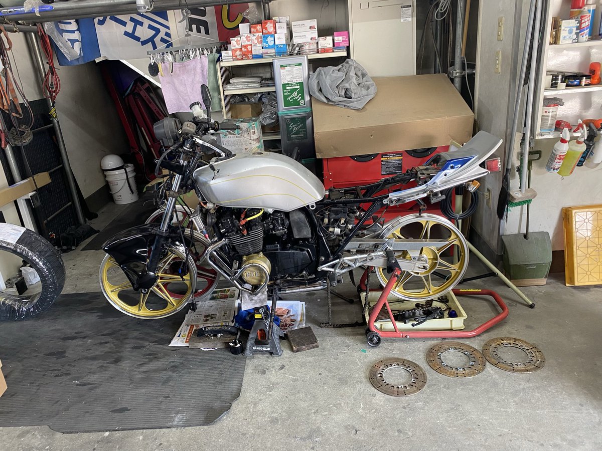 5989STYLE's tweet photo. ただの変態。サビ無いタンク持ってる方いませんか？！
Gpz400f https://t.co/Yqx3uxtEaI
