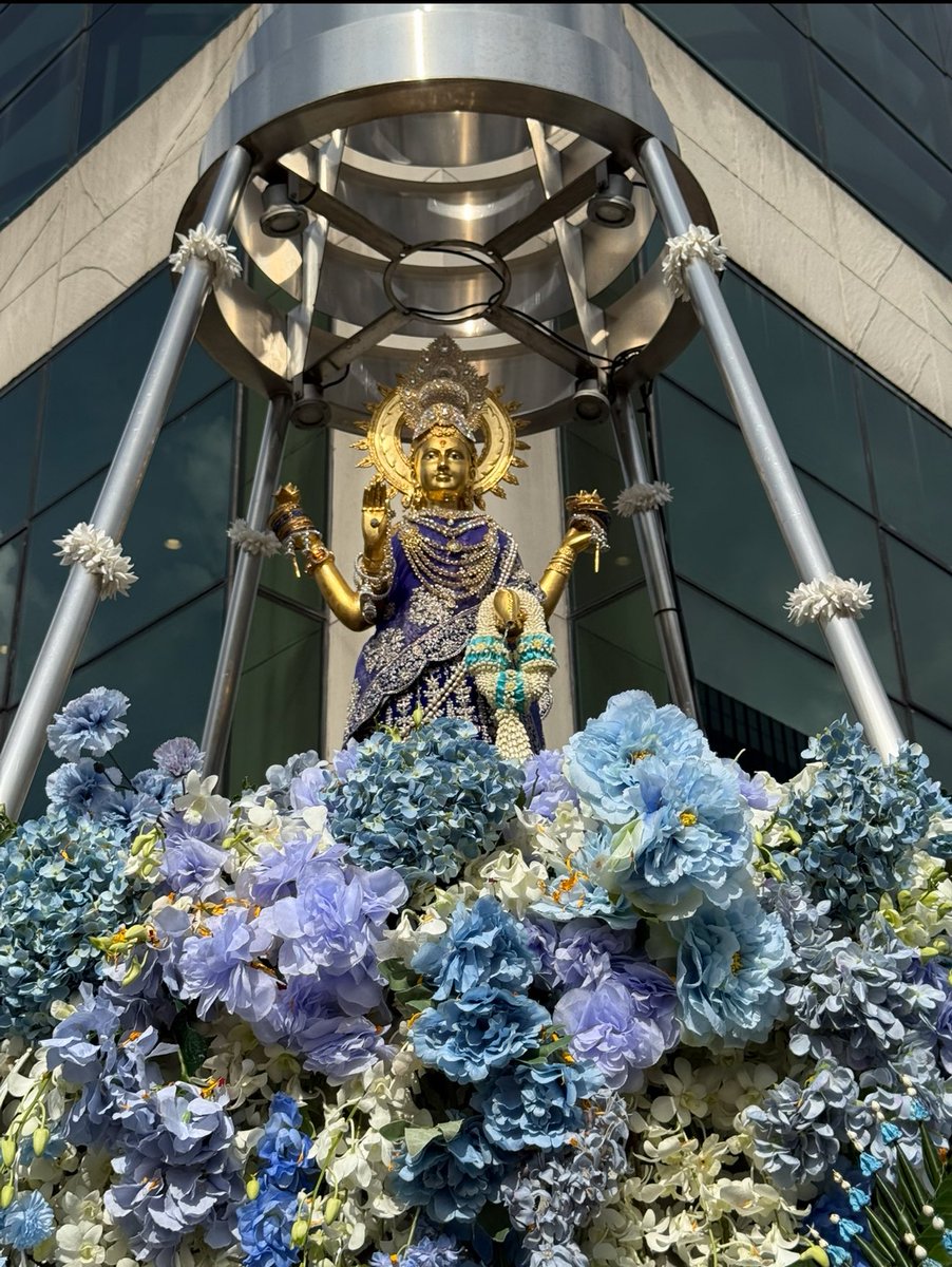 desirposter1565's tweet photo. ผ่านมาเจอพระแม่ลักษมีวันหวยออก
ขอพรโชคลาภ ความร่ำรวยจงมีกับทุกท่าน

💗โอม ชยะศรี ลักษมี มาตา💗 https://t.co/VOKQaahFIm