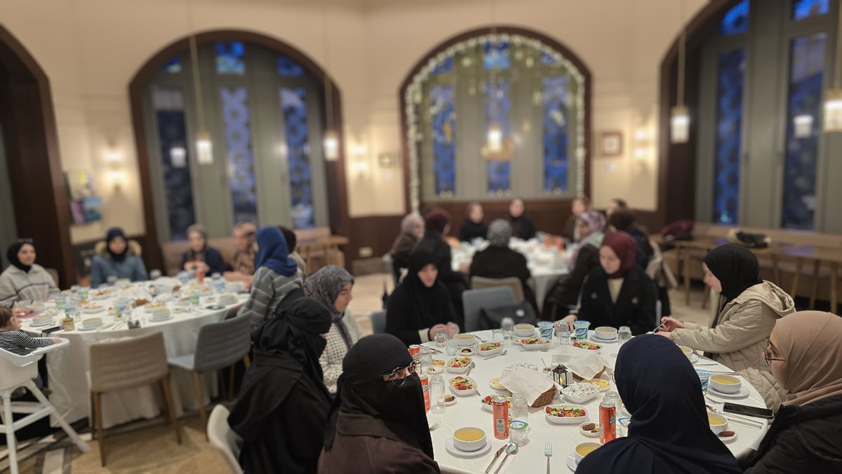 TohumAkademi's tweet photo. "Vakit, kılıç gibidir; eğer sen onu kesmezsen (değerlendirmezsen), o seni keser."

"Zamanın Kıymeti" üzerine derinlikli bir yolculuğa çıktık. İslam âlimlerinin zamanı nasıl ilmek ilmek işlediklerini ve modern dünyanın "vakit öldürme" tuzağından nasıl kurtulabileceğimizi konuştuk. https://t.co/p2xC7PLUe6