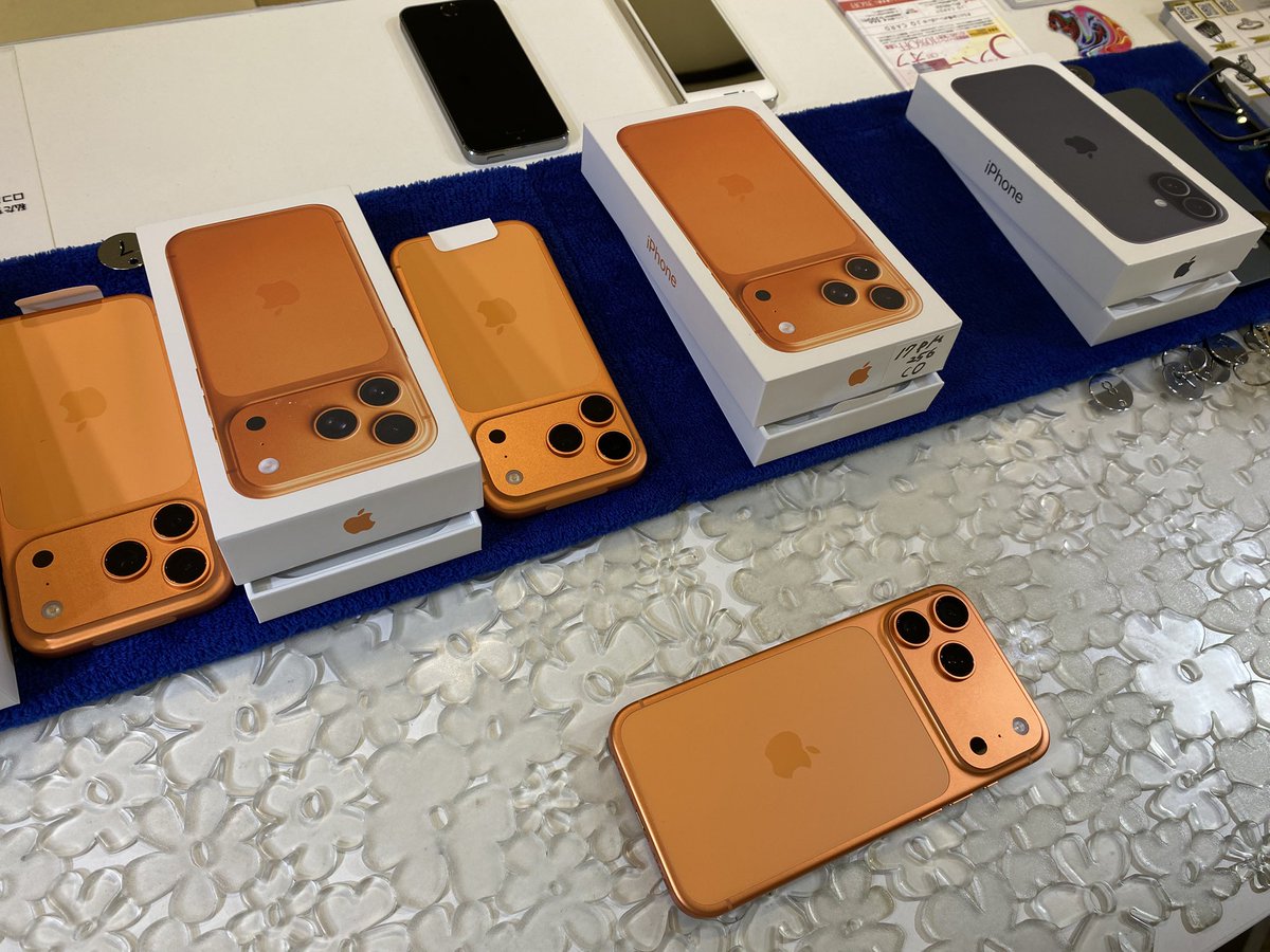 hands_egc's tweet photo. 機種変更したら箱のままお持ち込みを📱✨
博多駅ハンズ2Fのガラスコーティングなら、最高硬度で画面も背面も徹底ガード🛡️

フィルムの気泡や端が欠けるストレスから解放されます！無加工のリアルな艶をご覧ください✨
#ガラスコーティング #スマホコーティング #iPhone #ハンズ博多 https://t.co/dKFeZlsZdX