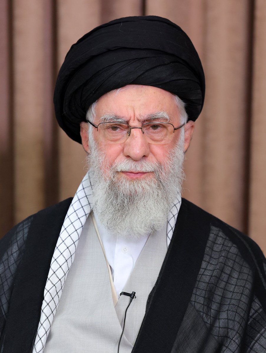 Pemimpin Tertinggi Iran Ayatollah Ali Khamenei meninggal, dikonfirmasi resmi oleh media negara Iran (IRIB, Fars, Tasnim) &amp; Dewan Keamanan Nasional Tertinggi pagi ini, 1 Maret 2026. Beliau gugur akibat serangan udara gabungan AS-Israel di Teheran Sabtu dini hari. Iran umumkan **40