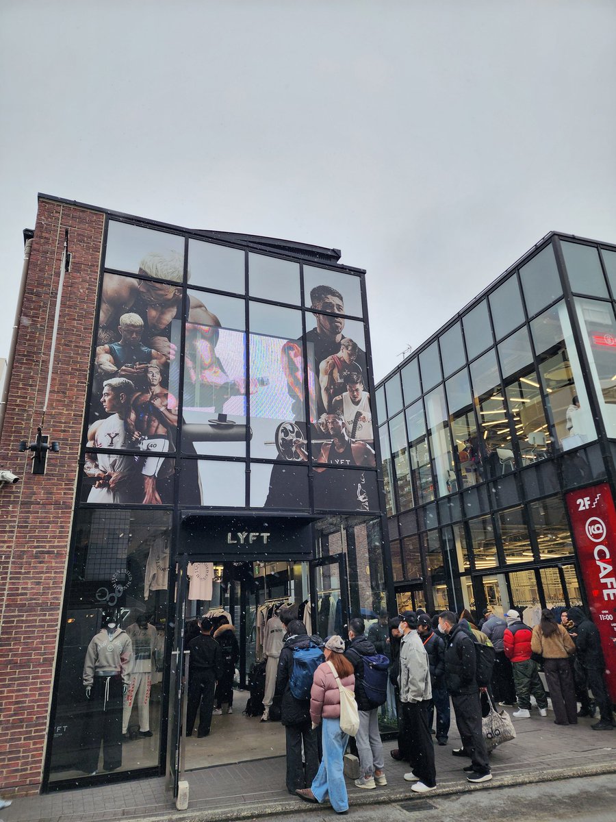 dietonton100's tweet image. 寒い中並んではこれ目当て😎
正直あんなに並ぶなんて思わなかった
『まぁ一応１時間前に行っとくか』って着いたら長蛇の列🤪
ゴールドジムのキャラクター？(オールドマン)やロゴってクセ強いからそこまで人気は…って思っていてゴメンナサイm(__)m
しかし雪降ってくるし寒かった
#LYFT 
#ゴールドジム