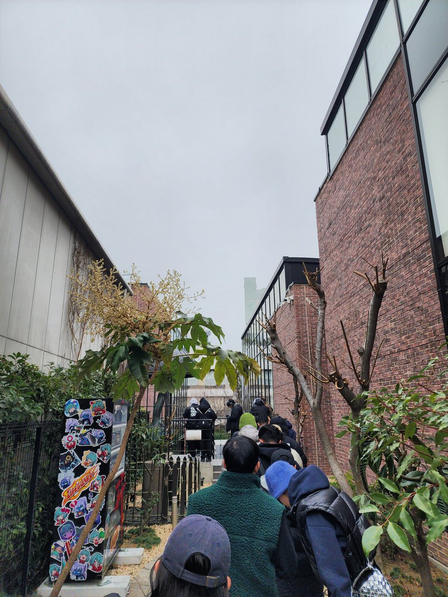 dietonton100's tweet image. 寒い中並んではこれ目当て😎
正直あんなに並ぶなんて思わなかった
『まぁ一応１時間前に行っとくか』って着いたら長蛇の列🤪
ゴールドジムのキャラクター？(オールドマン)やロゴってクセ強いからそこまで人気は…って思っていてゴメンナサイm(__)m
しかし雪降ってくるし寒かった
#LYFT 
#ゴールドジム