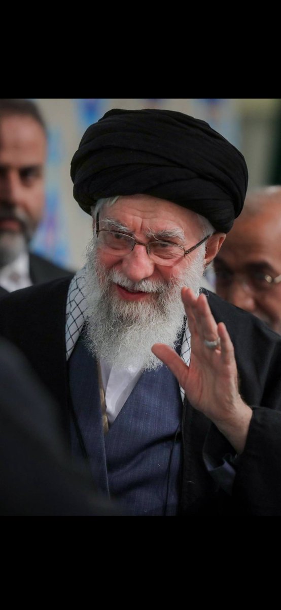 ALÎ HAMENEY; Li gorî hin kesanve ew Rêberê Îslamê bû. Lê mixabin ew di çavên milyonan û bi taybetî, di çavên Kurda de ew Xwînmijekî dijwar, Dîktatorekî herî navdar bû. Hun çi difikirin?