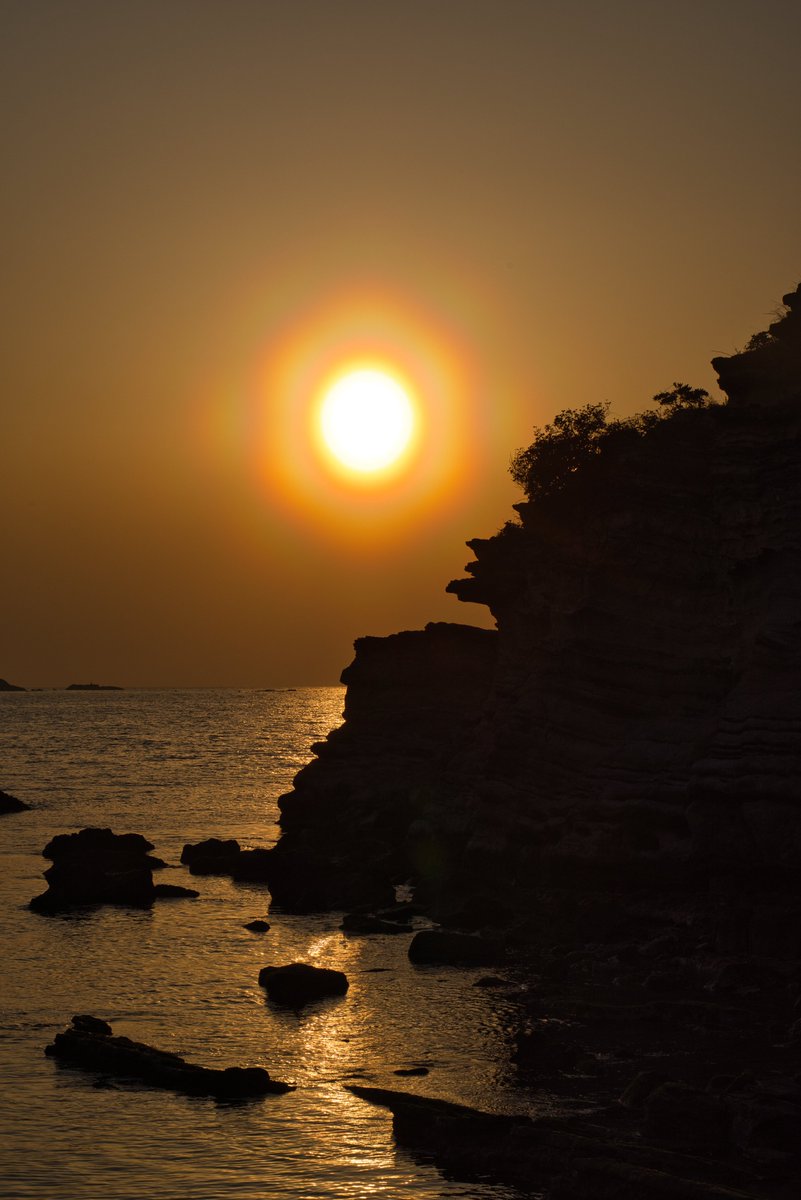 titanium200's tweet photo. 六角形の花粉光環

地平線付近の太陽の外側にかかる花粉のリングですが、六角形に変形していました。その後、月にもリングがかかっていたので撮影しました。月の高度は６０度くらい。

撮影地：千葉県南房総市

＃花粉光輪
＃悪魔のサークル https://t.co/gNrrfzfk2Z