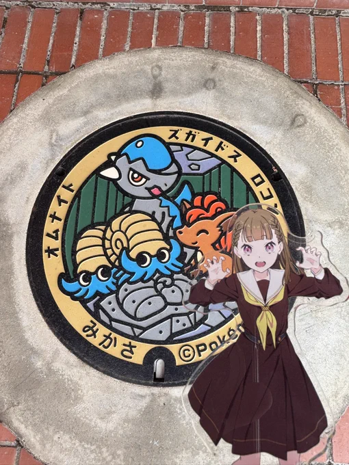 徒町生誕祭day2ってことで三笠の博物館来た〜ここ最近ではなかなかお目にかかれないゴジラ立ちアロサウルスに徒町もにっこり