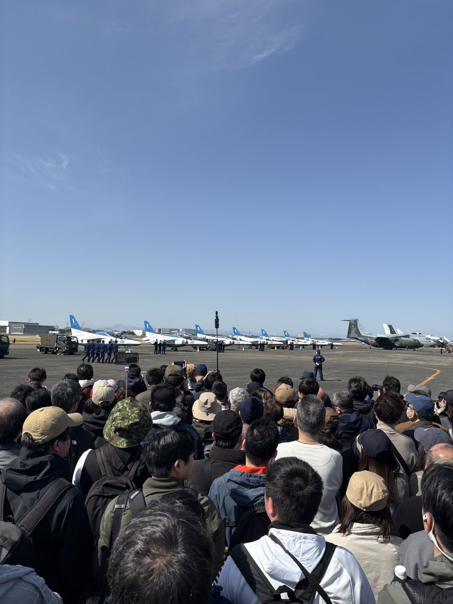 Ageless_Goods's tweet photo. いよいよブルーインパルスが飛行します✈️

エンジン始動しました〜

もうこれだけでワクワク☺️

#小牧基地航空祭 
#ブルーインパルス
#小牧基地 https://t.co/4zeEh6yikm