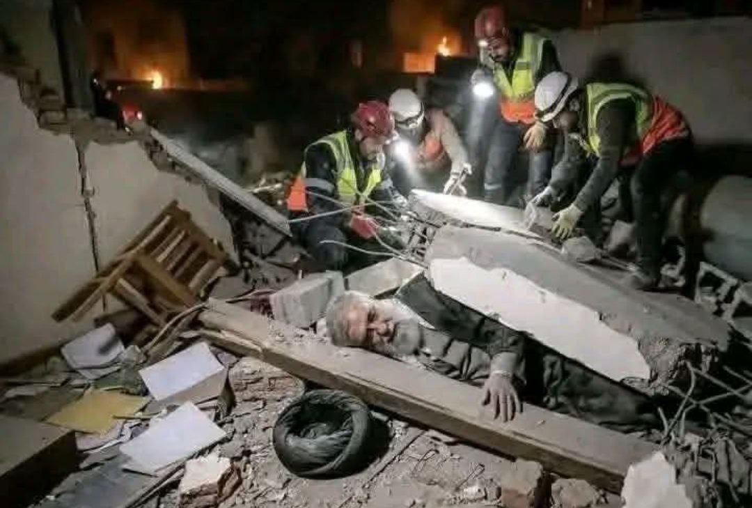 PTM_Soldier's tweet photo. مرنے سے پہلے اپنے بچوں…
اپنی آنے والی نسلوں کو یہ ضرور بتانا
کہ تم نے وہ دور بھی دیکھا ہے
جب ایک 86 سال کا مردِ مؤمن
اسلام کی جنگ اکیلا لڑ رہا تھا…
اور سارے اسلامی ممالک
عیاشیوں میں ڈوبے ہوئے تھے۔
یہ تاریخ کا وہ باب ہے
جسے وقت مٹا نہیں سکے گا https://t.co/QWz0mv6ttm
