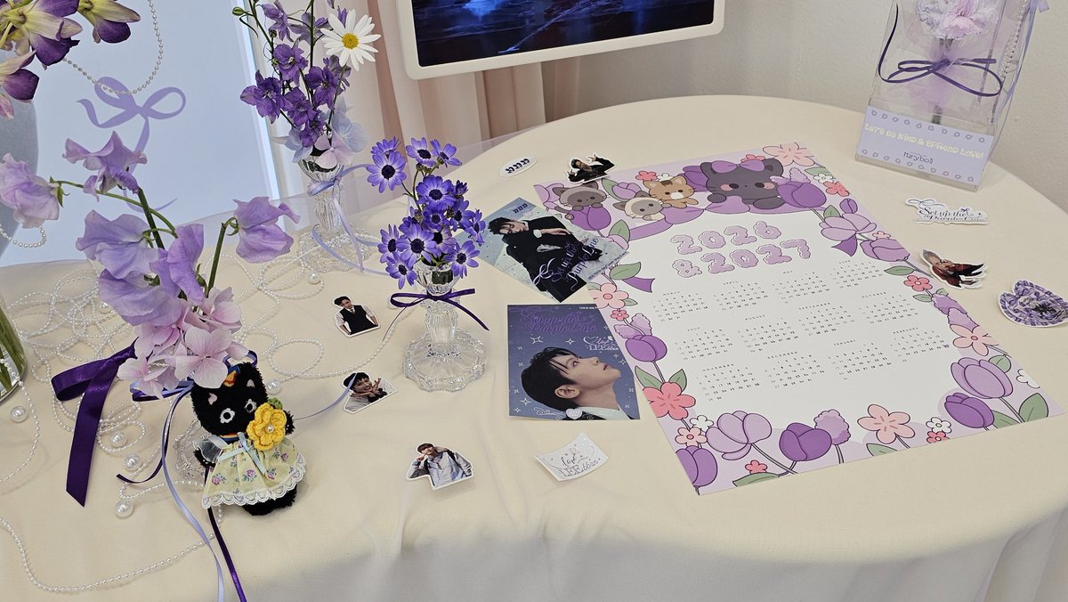 Chei_Daily's tweet photo. #Set_up_the_Purple_Line
#러블리리본
토요일에 메리벨에 다녀옴. 작년에 이상한 나라의 텐리스때 못가서 너무 슬펐는데 드디어...🥹 꽃집 생카는 처음 경험해봤는데 너무 이쁘게 잘 꾸며놓으셨고 보라색 꽃과 올해 특전 디피 해놓으신 테이블이 정말 예뻤다. 스위트피가 올 특전이라 이걸로 주문함 https://t.co/PSCx0VFW8R