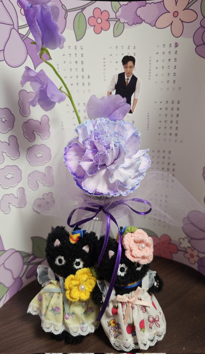 Chei_Daily's tweet photo. 또 작년 특전도 같이 챙겨주셨고 옆에 이상한 나라의 텐리스 럭드도 추가로 더 돌려봤는데 사장님이 올클할 수 있게 도와주셨음. 흑 감사해요🥹 아무튼 너무 이쁘게 포장해주셨는데 생화인지라 옮겨 담아야해서 눈물이 찔끔 났다...😢 테니 생일꽃 잘 보관할 수 있도록 힘내보겠습니다. 오래가자💜 https://t.co/7cgEW4HJQo