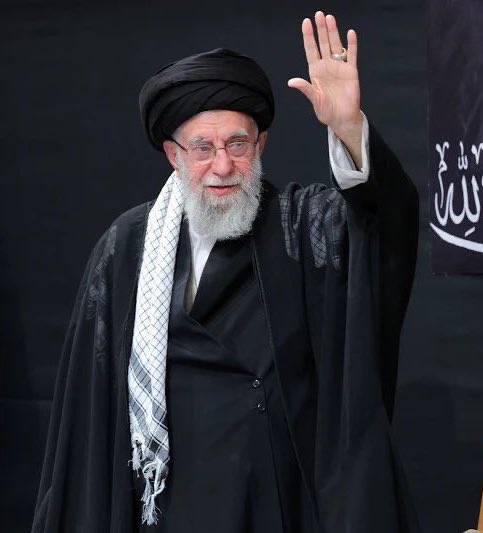 alpklnctr's tweet photo. Hamaney’i en yakınındaki dostları sattı. Normalde bir süre sonra yapacakları operasyonu, istihbarat alınca öne çekiyorlar. Hamaney’i satan muhbir İsrail’e haber veriyor ve üst düzey yetkililerle birlikte Cumartesi günü toplantıda olacağını söylüyor, haber alınınca bugün saldırı günü olarak planlanıyor. Yani ihanet içeriden oluyor.Trump, "öldü" haberini yapınca emindi fakat İran yalanladı… Ve bu savaşta dikkat edin, kimse "nükleer" demiyor. Hani mesele nükleerdi? İlk bombadan sonra İsrail, Hamaney’in fotoğraflarını yayınlayacağına dair açıklama yapıyor. Bu fotoğrafları da o ihanet şebekesi servis ediyor. Trump, seçilecek yeni lider için “Çok iyi fikirlerimiz var” diyor. Hamaney’in yerine geçecek ismi bile önceden belirliyorlar. Kendi dini liderini bile koruyamayan İran, kırk gün yas ilan etti. Tarih bir kez daha gösterdi ki, en büyük imparatorluklar bile dışarıdan gelen darbelerle değil, içeriden sızan ihanetlerle yıkılır.