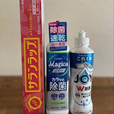 hikaruganji's tweet photo. ホルムズ海峡封鎖でこれから品薄になる商品一覧です。目醒めた人々は備蓄をして下さい。第三次世界大戦の幕開けです。

ペットボトル、飲料容器
ラップ、食品トレイ
プラスチック製の収納用品、食器
洋服の一部（ポリエステル、ナイロン）
おもちゃや文房具（ボールペン、定規など）

化粧品・日用品

原油由来の化学成分が多く使われています。
シャンプー、リンス、ボディソープ
ハンドクリーム、ローション
リップクリーム
メイク用品（口紅、ファンデーション）

洗剤・掃除用品
食器用洗剤
洗濯用洗剤
家庭用クリーナー

その他の家庭用品
ろうそく（パラフィンワックス）
クレヨン
マッチの軸
ゴム製品（タイヤだけでなく、一部家庭用品）
ペンやマーカーのインク