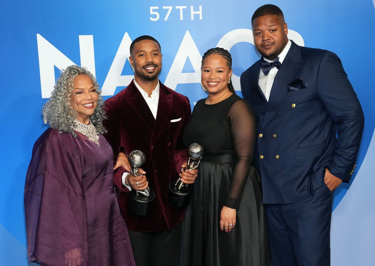 bjordanfiles's tweet photo. michael b. jordan with his mom, sister and brother at the #NAACPImageAwards. https://t.co/5GTqwiRM67