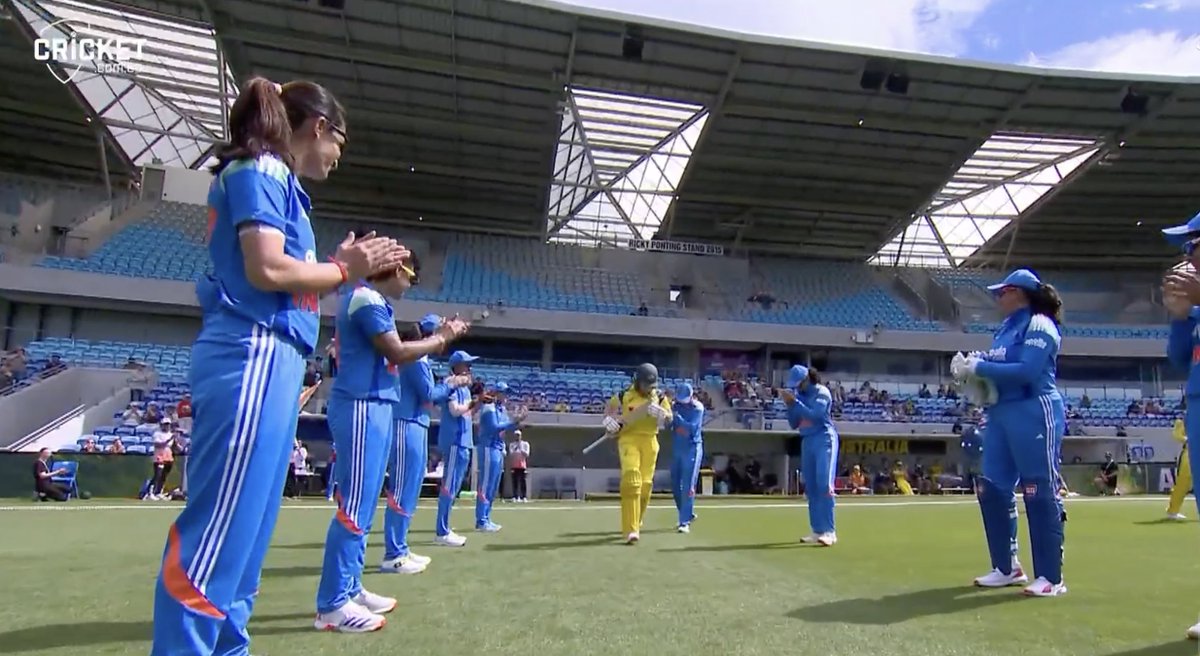 vinayakkm's tweet photo. #INDvAUS 

Lovely to see. India give a guard of honour for Alyssa Healy in her final ODI. ✅ https://t.co/QhLYt3O56j