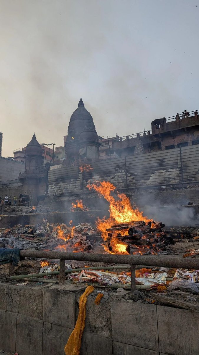 आपका समय सीमित है,
समाज को नहीं, अपनी आत्मा को संतुष्ट कीजिए