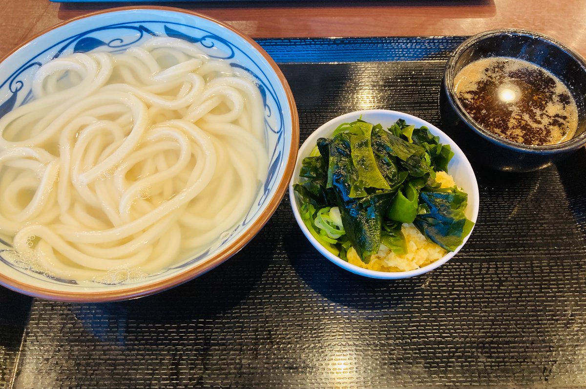 chopin2026's tweet photo. あ、今日は丸亀の“釜揚げうどんの日”。釜揚げが半額。忘れるところだった💦。

好きな言葉は“半額”と“大盛り無料”です！

写真は先月の“釜揚げうどんの日”。 https://t.co/hfdGBJMIEG