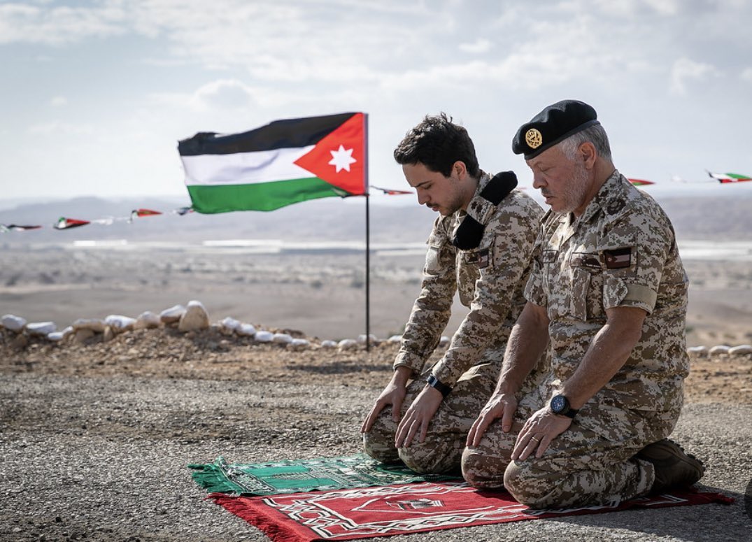 itsibraAz's tweet photo. صارلي فترة ما بنزل هون إشي، لكن بدي أحكي كلمتين خفاف.
أي واحد مقيم على الأراضي الأردنية الهاشمية الطاهرة وبقدّس وبمجّد بإيران أو بأي دولة أو دويلة ثانية، يسحب حاله ويتخلى عن الجنسية، ويطلب لجوء عند الدولة الأقرب على قلبه.

كلنا خلف أبو حسين، وكلنا هاشميين. حفظ الله الاردن.🇯🇴 https://t.co/9k0rQnVQVr
