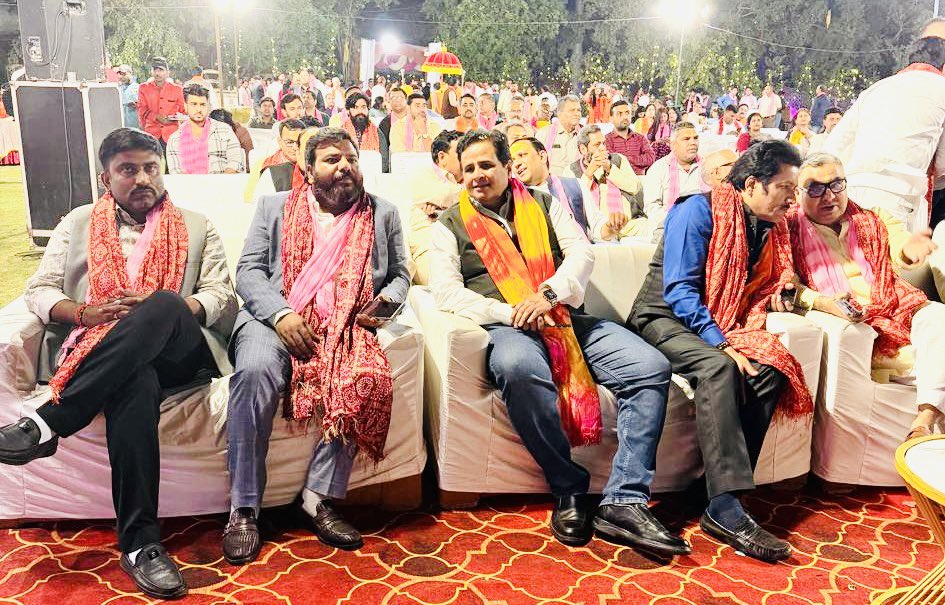 tripa_markanday's tweet photo. नोएडा में उत्तर प्रदेश व्यापार मंडल के आमंत्रण पर होली मिलन समारोह में शामिल होकर प्रदेश के व्यापारियों समेत सभी को होली की हार्दिक शुभकामनाएं प्रेषित किया| कार्यक्रम में मुख्य अतिथि के रूप में संतकबीरनगर के पूर्व सांसद प्रवीण निषाद जी की उपस्थिती रही| https://t.co/blNHOt1w9f