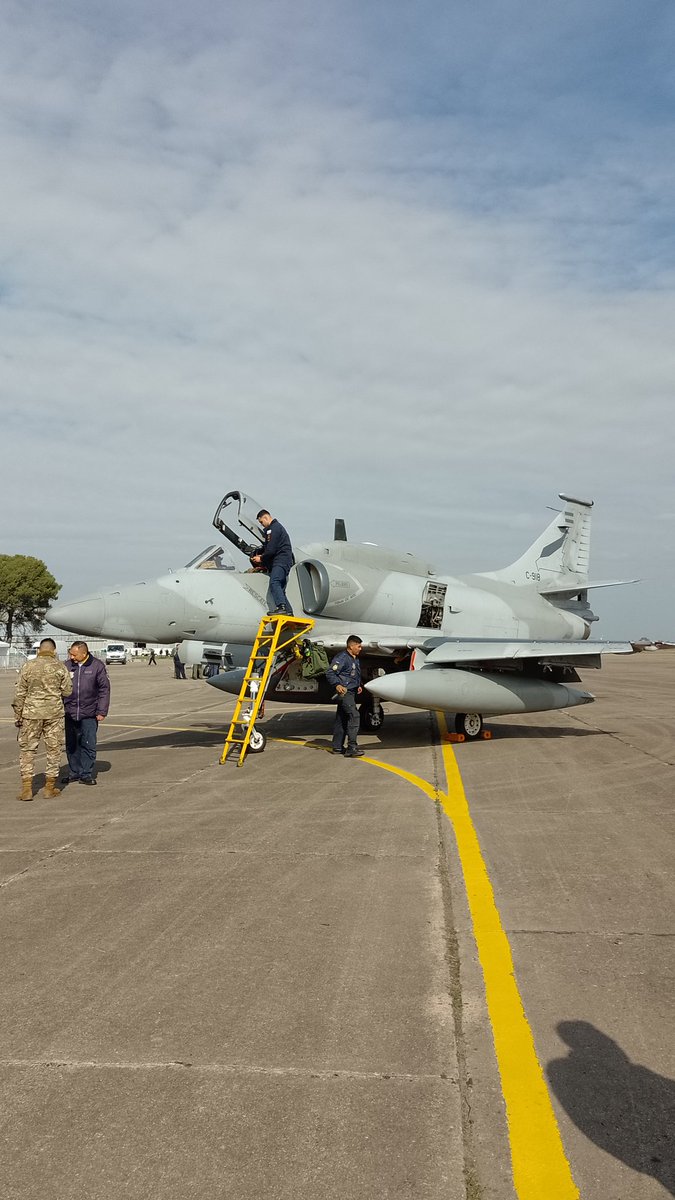 gonzaconti_18's tweet photo. #A4AR #FightingHawk #A4 #Skyhawk #FuerzaAereaArgentina #C918 #G5C #NHQP @FuerzaAerea_Arg https://t.co/DDDpkerCam