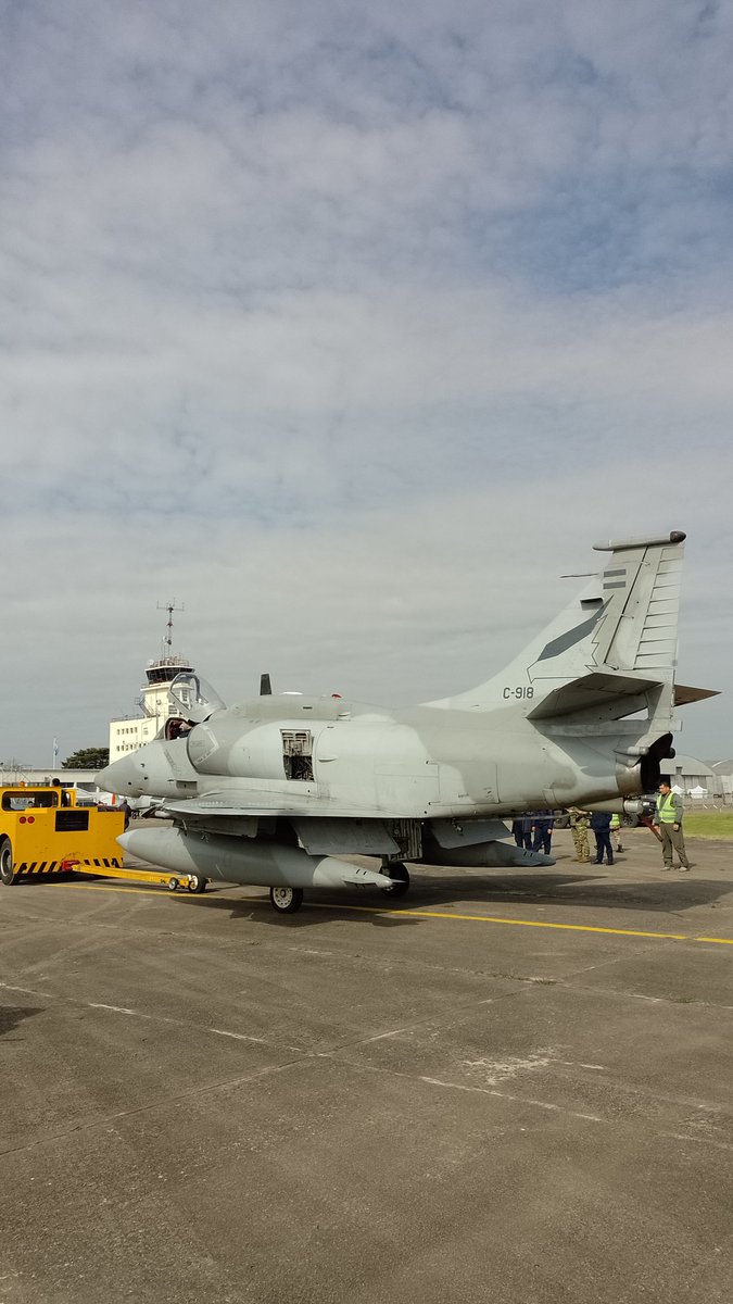 gonzaconti_18's tweet photo. #A4AR #FightingHawk #A4 #Skyhawk #FuerzaAereaArgentina #C918 #G5C #NHQP @FuerzaAerea_Arg https://t.co/DDDpkerCam