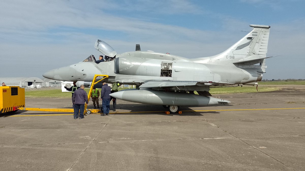 gonzaconti_18's tweet photo. #A4AR #FightingHawk #A4 #Skyhawk #FuerzaAereaArgentina #C918 #G5C #NHQP @FuerzaAerea_Arg https://t.co/DDDpkerCam