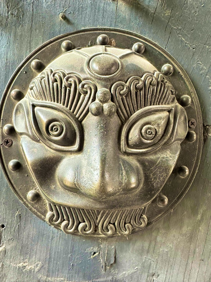 david_andrew123's tweet image. This ancient door knocker, with its watchful eyes, feels like a silent guardian of stories. It has stood the test of time, reminding us that even ordinary objects hold layers of history. 🦁🚪✨
#AncientGuardian #DoorKnockerArt #TimelessWisdom