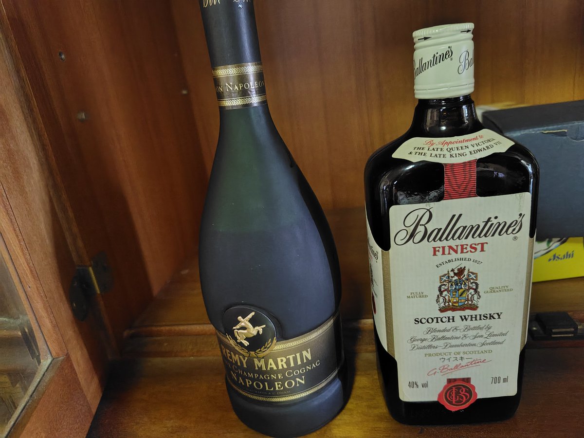 兄のものらしき酒が出てきた。スコッチウイスキーとナポレオンなる