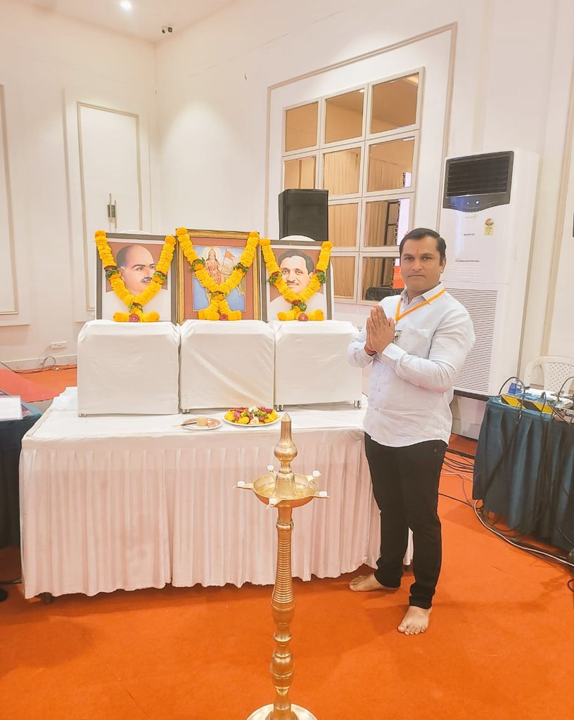 RNangude's tweet photo. 📍‘पंडित दीनदयाळ उपाध्याय प्रशिक्षण अभियान’ कार्यशाळा याप्रसंगी महाराष्ट्र प्रदेशाध्यक्ष आदरणीय रवींद्रजी चव्हाण यांनि
यावेळी उपस्थित पदाधिकाऱ्यांना त्यांनी मार्गदर्शन कले #BJP4Maharashtra #bjppunecity #RavindraChavan #DheerajGhate

#भाजपा #प्रशिक्षणअभियान #पंडितदीनदयाळउपाध्याय https://t.co/QOknKdP4gn