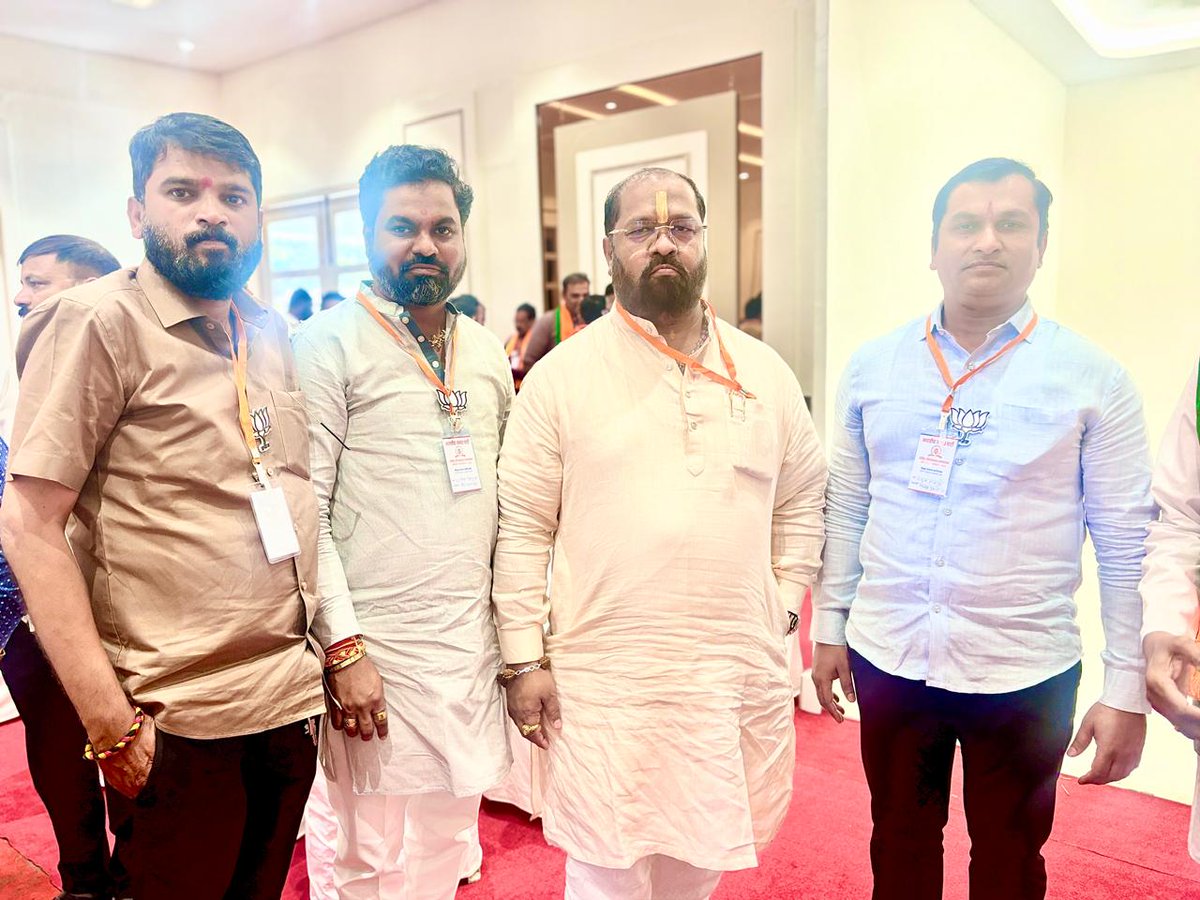 RNangude's tweet photo. 📍‘पंडित दीनदयाळ उपाध्याय प्रशिक्षण अभियान’ कार्यशाळा याप्रसंगी महाराष्ट्र प्रदेशाध्यक्ष आदरणीय रवींद्रजी चव्हाण यांनि
यावेळी उपस्थित पदाधिकाऱ्यांना त्यांनी मार्गदर्शन कले #BJP4Maharashtra #bjppunecity #RavindraChavan #DheerajGhate

#भाजपा #प्रशिक्षणअभियान #पंडितदीनदयाळउपाध्याय https://t.co/QOknKdP4gn