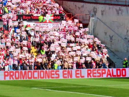 Herri Norte 🔴⚪️ presentes en Vallecas.

Sus jugadores celebraron el gol con ellos.

(Gran gesto de los suyos, porque más de 40 años de historia merecen un respeto)

Rayo Vallecano - Athletic Club de Bilbao.