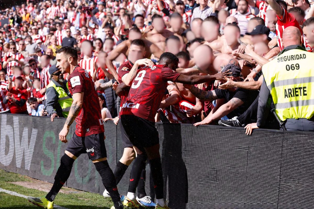 UltrasPresent's tweet photo. Herri Norte 🔴⚪️ presentes en Vallecas.

Sus jugadores celebraron el gol con ellos.

(Gran gesto de los suyos, porque más de 40 años de historia merecen un respeto)

Rayo Vallecano - Athletic Club de Bilbao. https://t.co/DbSCaqn9kx