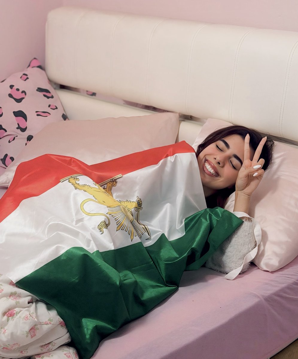 صرفا چون خیلی تو دلم مونده بود این آقا ونزوئلاییه، بالاخره ماهم دیدیدم این عشق و خوشحالیو✌🏼