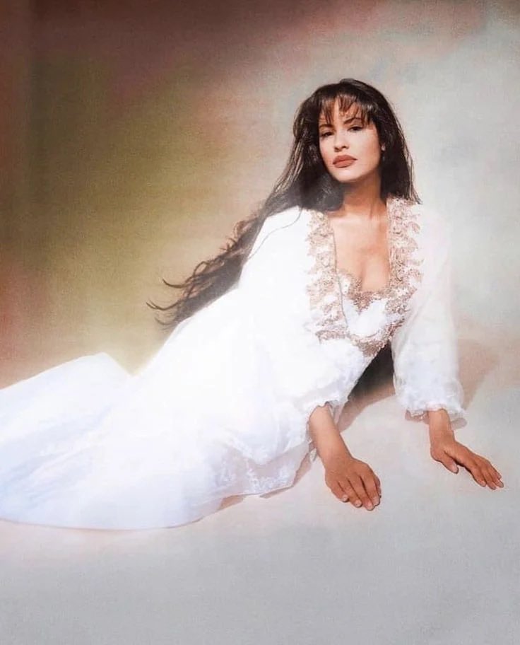 selena quintanilla photographed by maurice rinaldi for the amor prohibido album (1994)