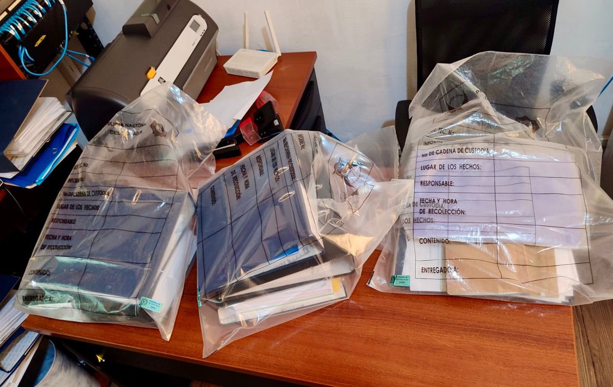 ErnstPazmi's tweet photo. Las prioridades de la @FiscaliaEcuador , entidad únicamente servil a la persecución, no a la justicia. 

Allanan e incautan carpetas con libros diarios a la @RC5Oficial para justificar de cualquier manera su proscripción, por el pavor que le tienen a su capital político y electoral..

Mientras que en Panamá incautan nuevamente 900 kilos de droga de contenedores de Ecuador y acá, NI UN SOLO ALLANAMIENTO a los puertos y empresas vinculadas. 

NARCO-ESTADO se llama el que dirige @DanielNoboaOk !