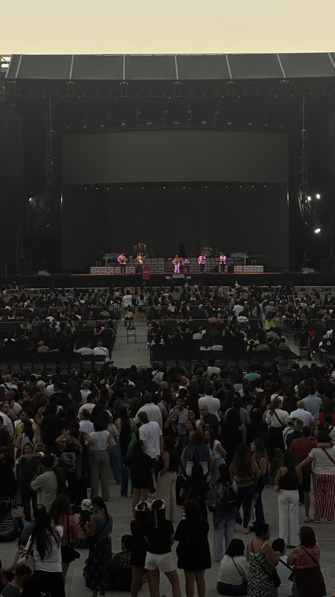 JanisFuentesV's tweet photo. Esperando a Alejandro Sanz, ¿Saldrá Kidd Voodoo? Lo averiguaremos https://t.co/R3UOuoZIWe