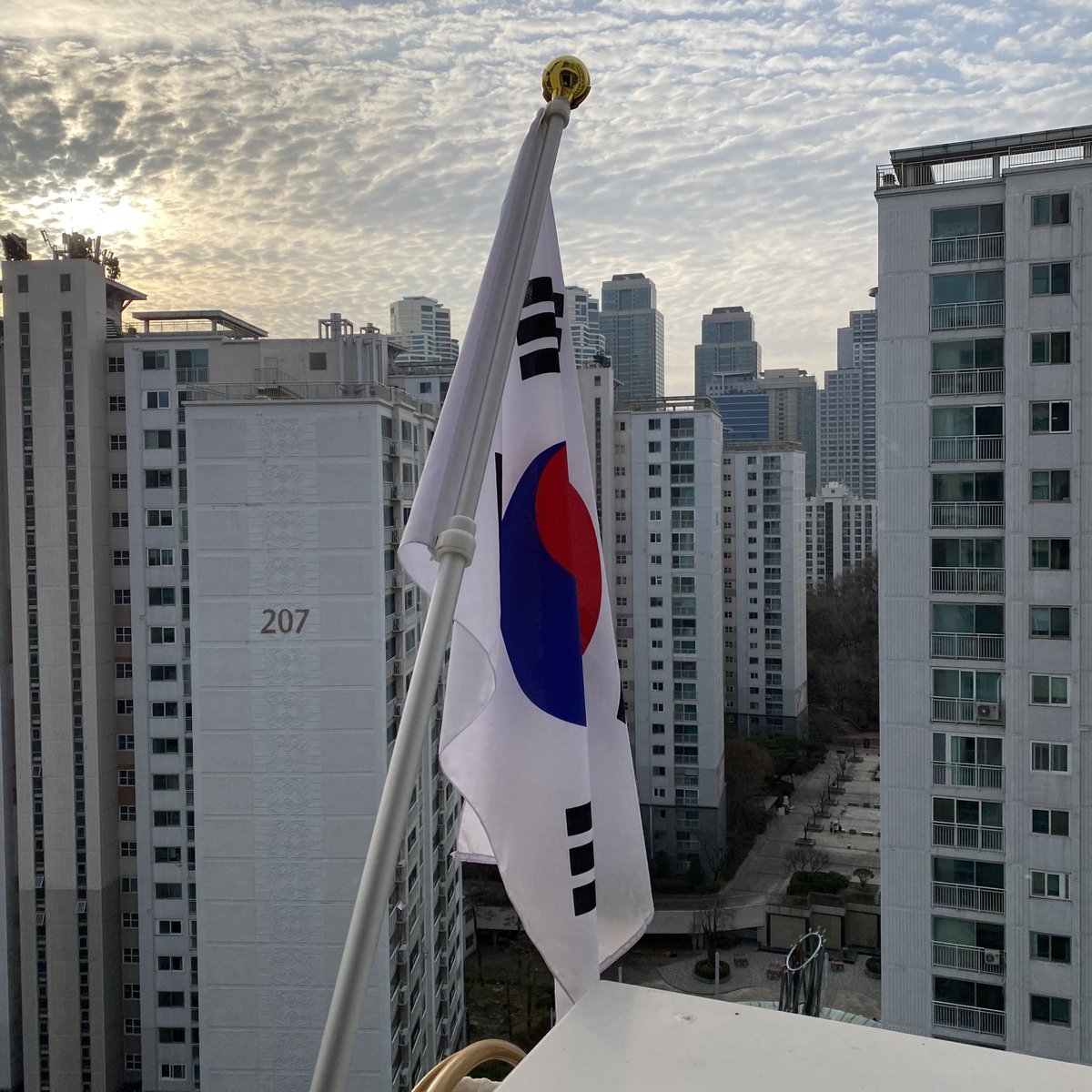 won_jae_yoon's tweet photo. 오늘은 삼일절입니다. #삼일절 https://t.co/Bqe2kmsAcM
