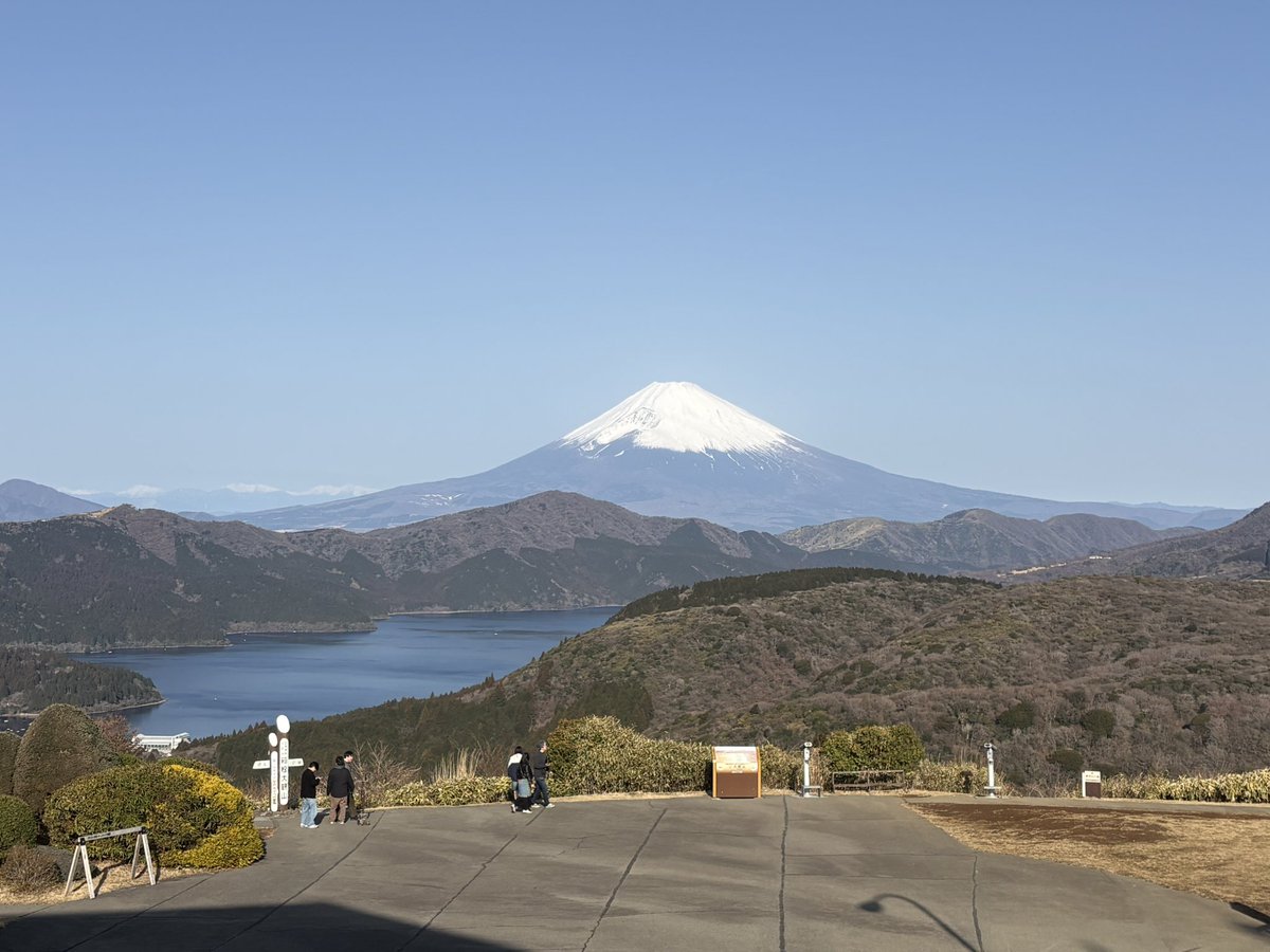 dammtraxcafe's tweet photo. おはようございます

今朝の大観山は気温6℃
風速1メートルです。

比較的穏やかな朝です☀️

花粉症対策をしっかりして🌲
安全運転でお願い致します🙋‍♂️ https://t.co/7e9fQhQOmp